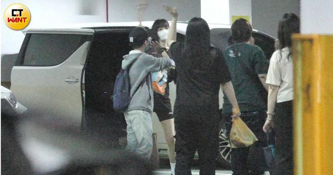 聊了約十分鐘後謝金燕跟粉絲們揮手道別。（圖／本刊攝影組）