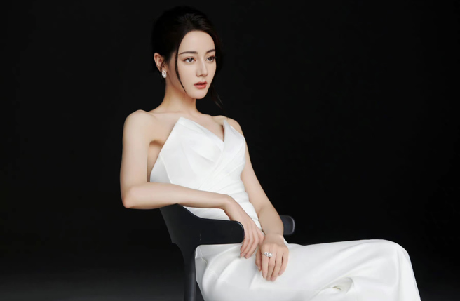 女神迪丽热巴不仅拥有异国风盛世美顏，还有着发光嫩白肌肤。(翻摄自嘉行迪丽热巴工作室微博)