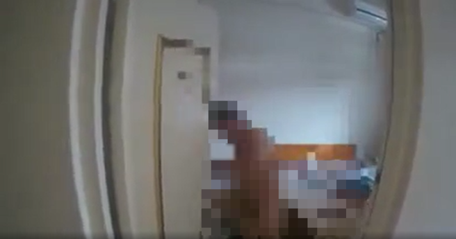 新竹一名男子屡次全身赤裸迎接外送员，让外送员不堪其扰。（翻摄自脸书社团《爆料公社》）