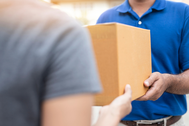 一名外送员控诉，新竹市有名男子经常全裸取餐，让很多外送员感到相当困扰。（示意图／Shutterstock）