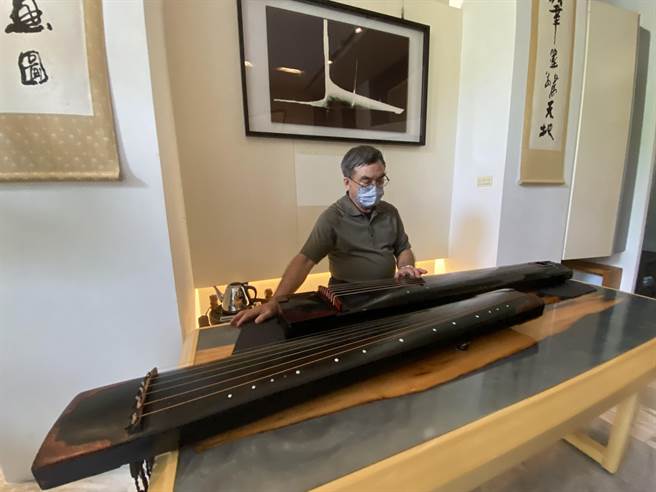 開業骨科醫師黃景熙解釋，傳統古琴（前者）結構琴軫在琴身右下側突起，使得彈奏時琴頭必須突出與琴桌右側，他自創「軒轅式」創意古琴，可擺在琴桌中央侃侃而彈。（馮惠宜攝）