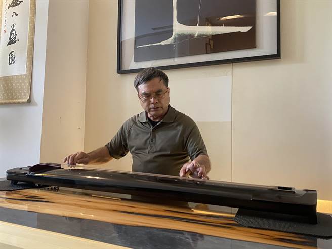 開業骨科醫師黃景熙自創「軒轅式」古琴，除獲得多項發明專利，他也將在7月7日「台灣漆藝日」的誕生慶典上開場演出。（馮惠宜攝）
