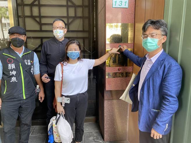 医师苏伟硕（图右）到台北地检署控告陈时中及吴秀梅涉犯诬告罪。林伟信摄