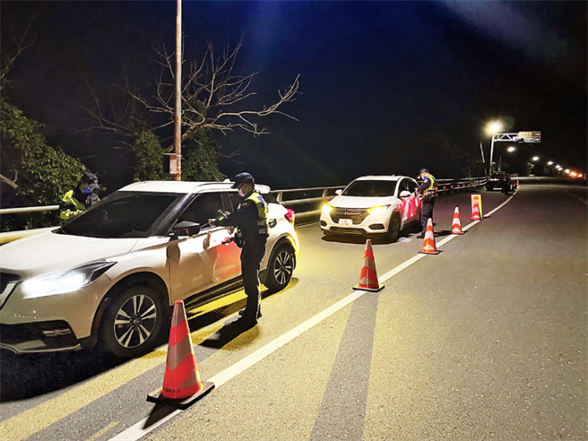 花莲县府自今年初起积极宣导「酒后代驾」服务，自1月截至6月，花莲代驾业者服务数共计188件，加上中央自3月31日起加重酒驾罚则，4个月内县内的酒后肇事率下降约29％。（花莲县警察局提供／罗亦晽花莲传真）