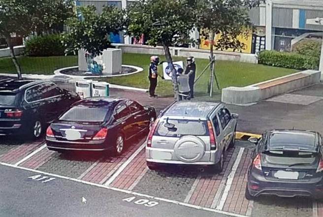 3名男子為爭取大型重機早日上國道，接連在國道服務區拉布條表達訴求。（警方提供／洪榮志台南傳真）