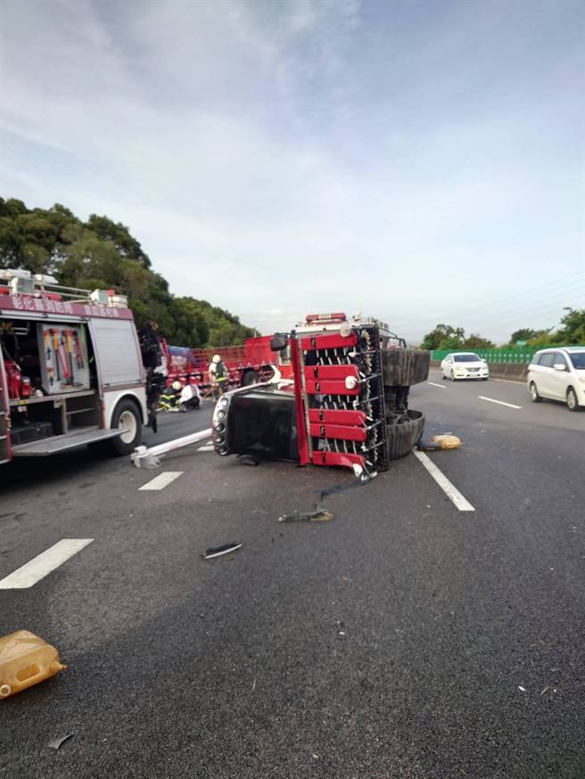 國道3號發生3大車追撞事故，造成1名駕駛死亡。（台中市消防局提供）