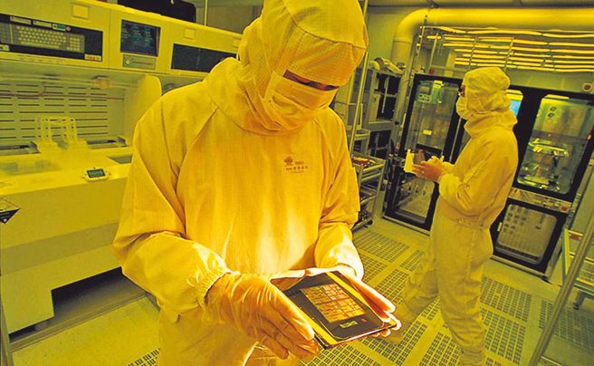 谢金河表示，半导体产业现在可能是泰极否来。图为台积电晶圆厂8吋厂房生产线。（台积电提供）