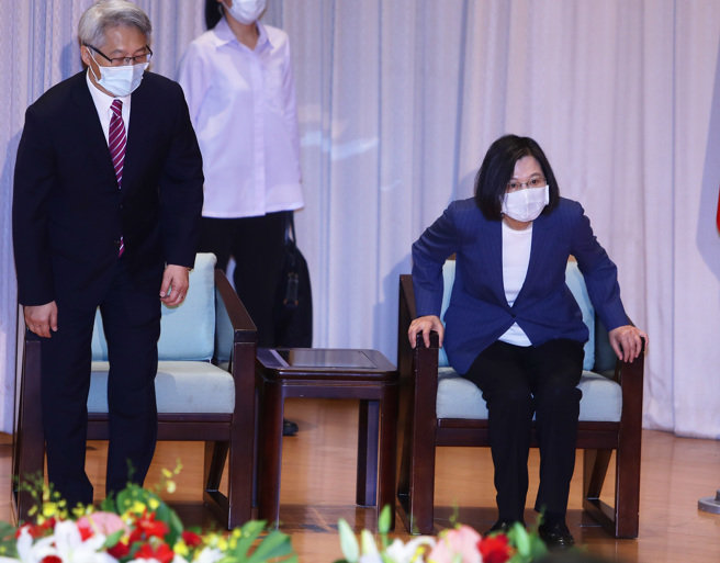 蔡英文总统先前在中央研究院表示，为了达到2050年净零碳排目标，政府在2030年前将投入9000亿元以推动转型计画。日昨前院长李远哲说目前政府「净零碳排路径」方向错误，2050年净零排放不可能达成。图左为现任中研院长廖俊智资料照。（季志翔摄）