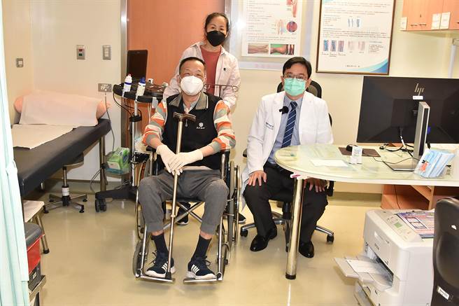 王先生靠着仪器共等待了8个多月时间，今年3月才完成心臟移植手术，如今顺利出院他泪谢医生，喜获重生。（彰基提供／吴建辉彰化传真）