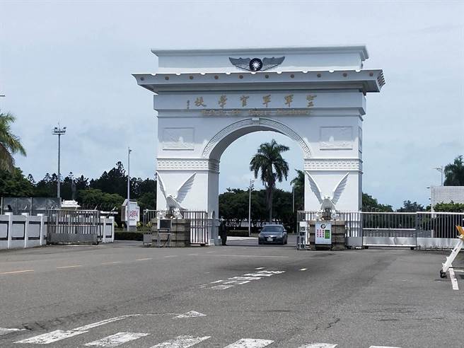 冈山空军官校日前校内发生一起车祸，造成两名飞行学官受伤送医。（本报资料照片）