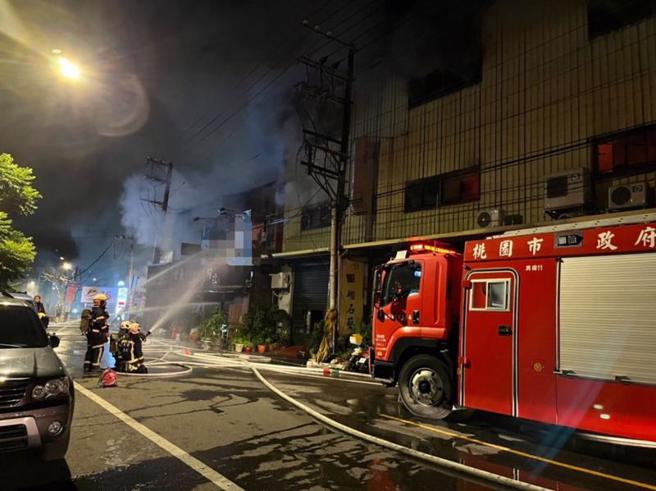 桃園市中壢區培英路一處鐵皮連棟的兩層樓殯葬服務業公司住宅4日凌晨發生火警，火勢猛烈燒毀6間從事殯葬業的禮儀公司，消防隊獲報派人車趕往搶救，所幸無人受傷受困。（圖/ 中央社）