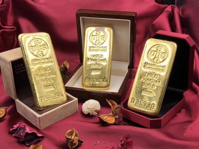 法务部行政执行署花莲分署针对查扣犯罪不法所得27条黄金，13日将在台东地检署拍卖，首创法拍机关先例，特别商请并获得财团法人公共电视文化事业基金会同意无偿授权，改编连续剧「我的婆婆怎么那么可爱」部分剧情，由执行署花莲分署同仁演出、制作宣传短片。（图/ 中央社）