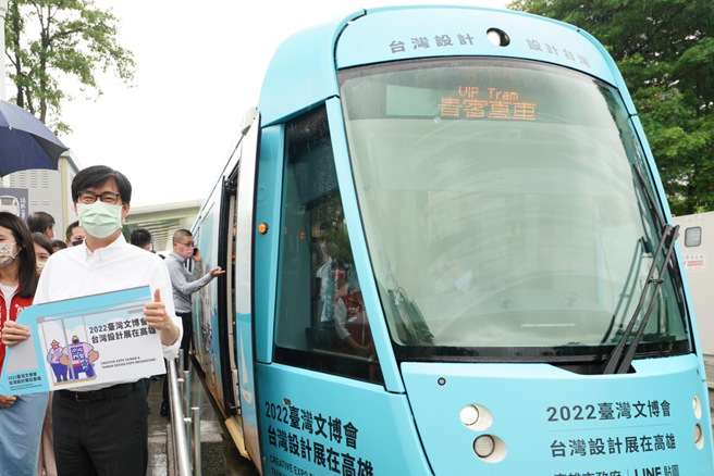 台湾IP。高雄原创「高雄聊疗号轻轨列车」疗癒上路，市长陈其迈开箱启动。高雄市政府提供