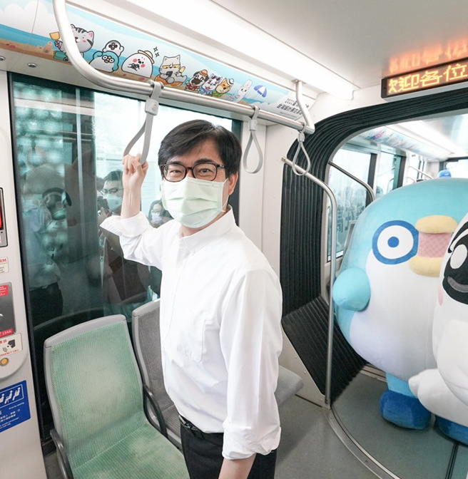 台湾IP。高雄原创「高雄聊疗号轻轨列车」疗癒上路，市长陈其迈开箱启动。高雄市政府提供