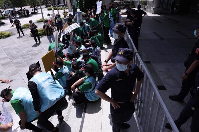   以运送银行票据为主的中华快递工会4日上午在交通部前宣布，在北北基桃地区发动罢工，盼能立刻加薪新台币5000元等，警方在交通部门口前严阵以待，防止衝突。（图/ 中央社）