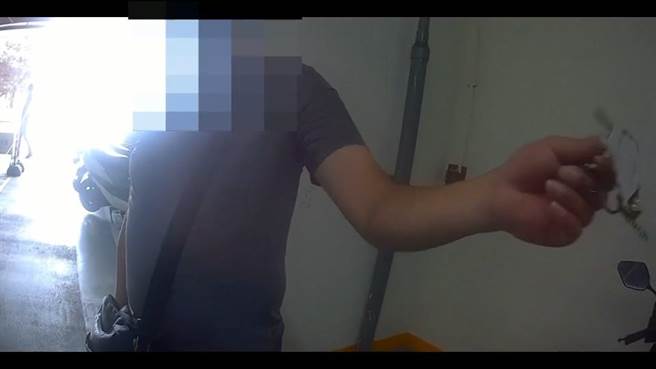 淡水有对情侣近日原本要去电影，没想到两人在停车场因为谁要帮忙背包包发生口角，女方一气之下竟持刀划破机车坐垫。图为男友。(淡水警分局提供)