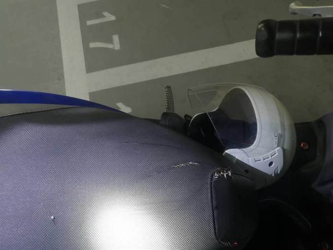 吴女要男友帮拿包包遭拒，竟一气之下持折迭刀将男友的机车坐垫割破。(淡水警分局提供)