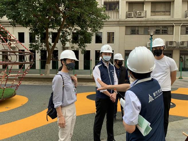 新竹市进击的公园2.0计画改建的和平公园，预计于月底启用，市长林智坚（左二）4日前往了解公园设施整备情形。（陈育贤摄）