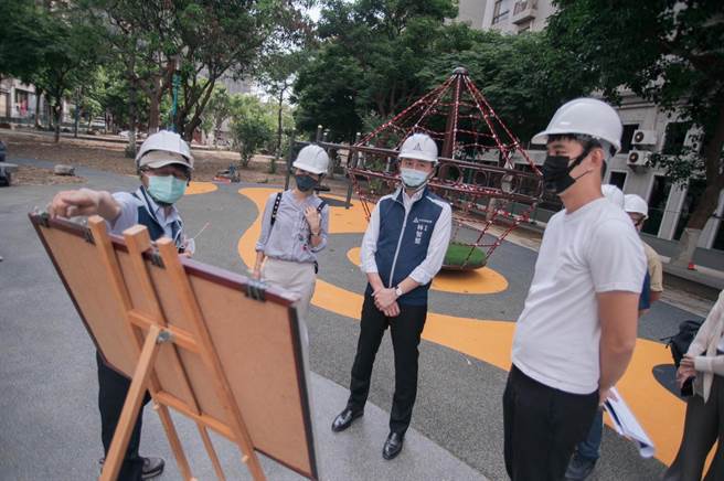 新竹市进击的公园2.0计画改建的和平公园，预计于月底启用，市长林智坚（右二）4日前往了解公园设施整备情形。（陈育贤摄）
