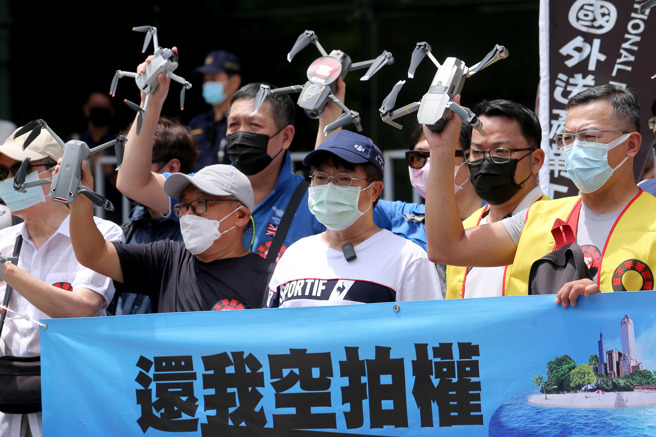 「313反不平等空域聯盟」4日前往交通部前陳情，指民航局遙控無人機規則已施行2年多，但對自然人部分仍不友善，限制非常多，提出自然人可申請夜間飛航，及持有證照者屆期換證不重考兩大訴求。（黃世麒攝）