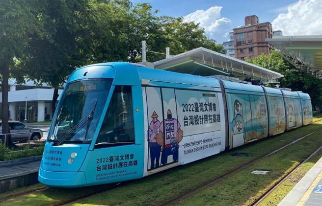 高雄轻轨列车「台湾IP‧高雄原创─高雄聊疗号」今日正式上路，如天空青蓝色的外型搭配上6个Line人气动物贴图，如猫爪抓、小海豹、小企鹅等，清亮的顏色搭配可爱的动物，非常吸睛外也让人感觉非常疗癒。（高雄市政府提供／崔正纲高雄传真）