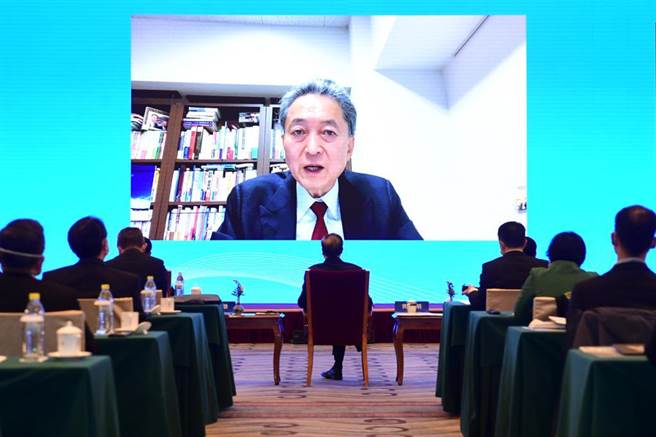 圖為鳩山由紀夫去年在北京召開的「民主：全人類共同價值」國際論壇上發表視訊演說。（摘自中新社）