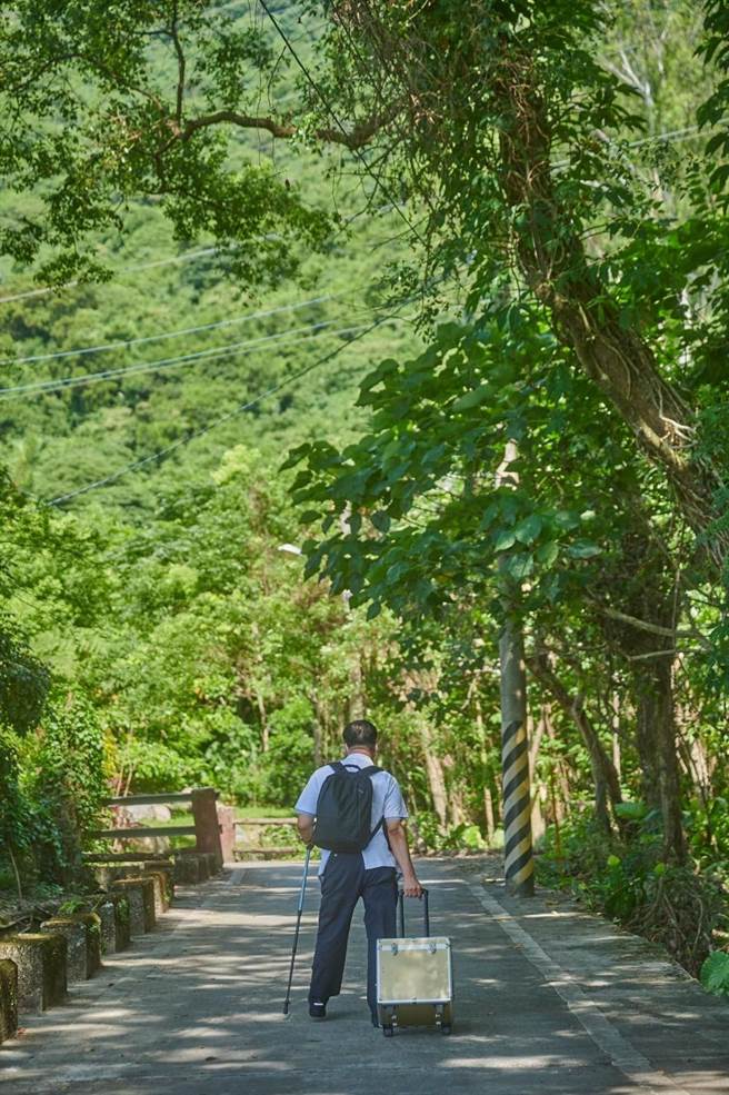 拐杖牙医林易超（右）5年前是花莲首位推动「到宅医疗」服务的牙医，虽然时常需身背重达30公斤的设备到偏乡看诊，却从不喊累，他也希望能藉由将自己的人生故事与经歷出版成书，感动年轻牙医接续跟进。（林易超提供／罗亦晽花莲传真）