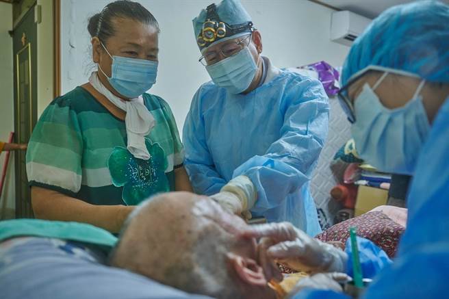 拐杖牙医林易超5年前是花莲首位推动「到宅医疗」服务的牙医，虽然时常需身背重达30公斤的设备到偏乡看诊，却从不喊累，他也希望能藉由将自己的人生故事与经歷出版成书，感动年轻牙医接续跟进。（林易超提供／罗亦晽花莲传真）