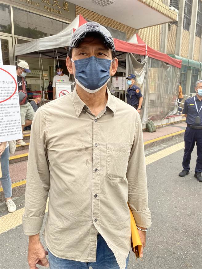 明星男法官離婚家事成公事，民眾到高院前抗議。（本報資料照片）