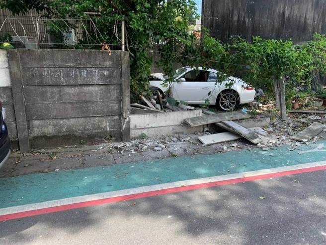 保時捷左轉彎失控，撞破2面圍牆。(翻攝照片／蔡依珍桃園傳真) 