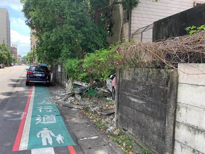 保時捷左轉彎失控，撞破2面圍牆。(翻攝照片／蔡依珍桃園傳真) 