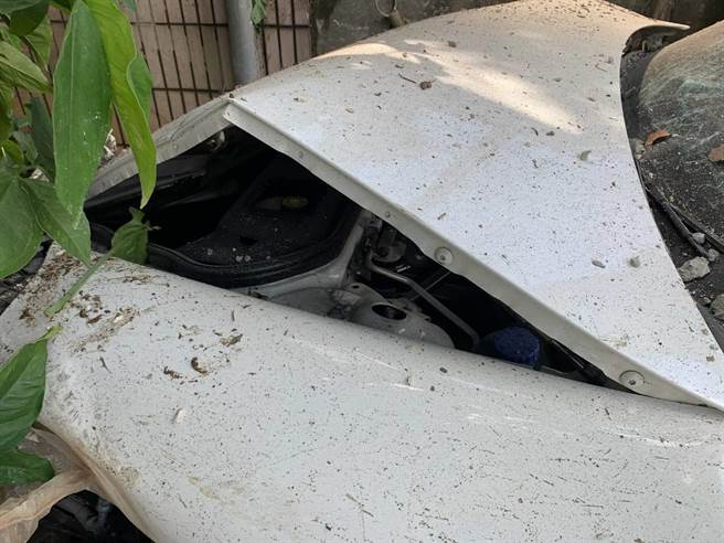 保時捷左轉彎失控，撞破2面圍牆。(翻攝照片／蔡依珍桃園傳真) 