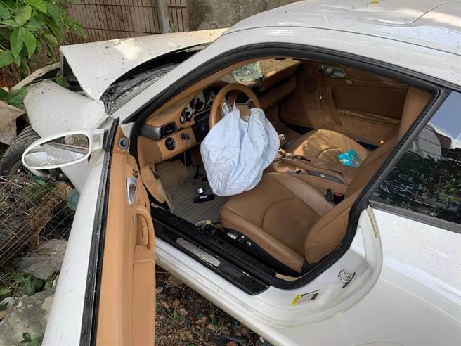 保時捷左轉彎失控，撞破2面圍牆。(翻攝照片／蔡依珍桃園傳真) 