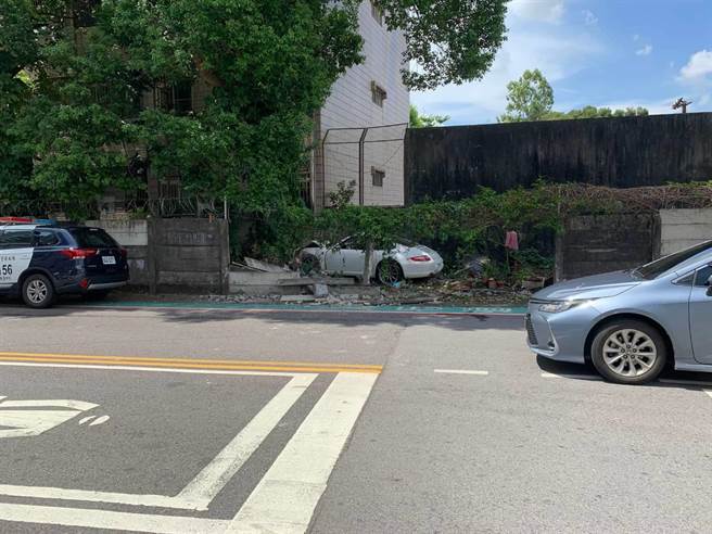 保時捷左轉彎失控，撞破2面圍牆。(翻攝照片／蔡依珍桃園傳真)