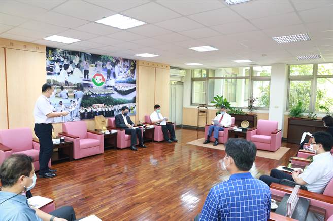 内政部长徐国勇今（4日）上午到成功岭视察并瞭解替代役训练班防疫作为，他要求役政署务必查明原因、确实检讨。（内政部提供）