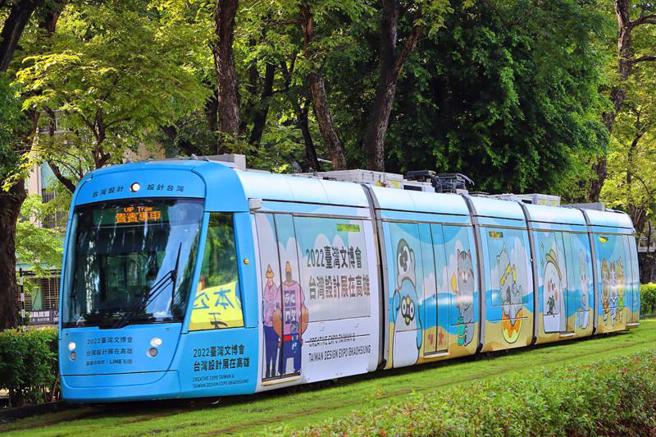 2022文博会和台湾设计展将在高雄举行，高雄市政府与LINE贴图合作，以6个高雄人创作的超人气贴图作为活动大使，推出「台湾IP．高雄原创－聊疗号」轻轨彩绘列车。（图/ 中央社）