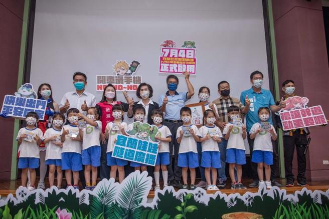 宜蘭縣政府與愛貝爾幼兒園合作，推出首波道路安全宣導活動，由幼兒錄製「宜蘭娃娃隧道廣播」4日於雪山隧道及蘇花改隧道正式啟用，宜蘭縣長林姿妙（後排左4）在記者會表揚參與錄音的孩子們，也感謝所有參與老師及家長的用心。（圖/ 中央社）