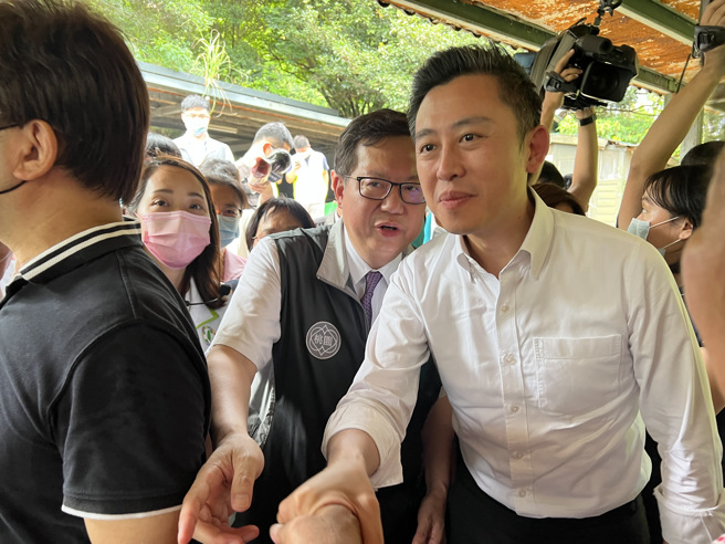 桃园市长郑文灿2日领着民进党桃园市长参选人、新竹市长林智坚，和桃园的林氏宗亲一一介绍问好。（资料照/蔡依珍摄）