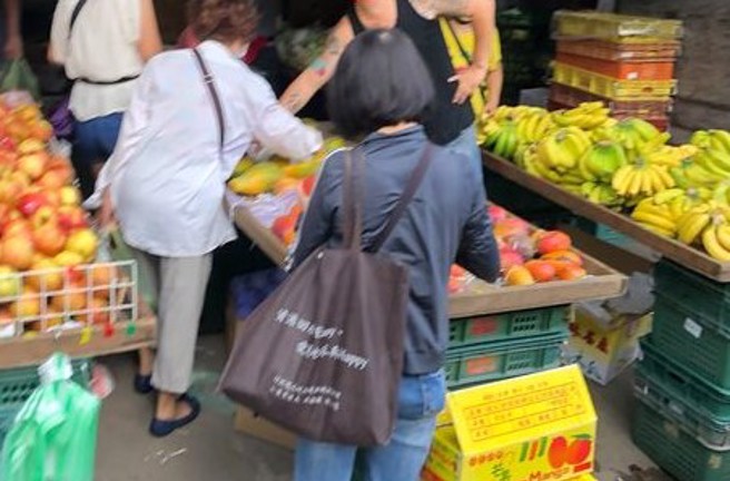 1名網友分享市場買木瓜「水很深」的親生經歷，文章曝光後，引起大批網友熱議。（圖／翻攝自爆廢公社）