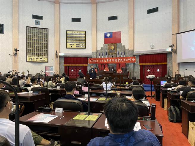 立法院长游锡堃4日上午到台中雾峰的立法院民主议政园区主持立法院举办的「大专青年国会民主研习营」开训典礼。（冯惠宜摄）