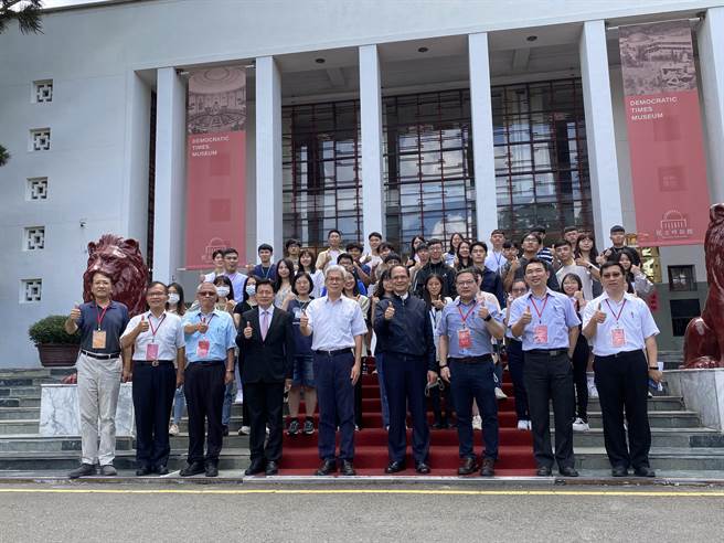 立法院长游锡堃到台中雾峰的立法院民主议政园区主持立法院举办的「大专青年国会民主研习营」开训典礼，并与参与的学员们合影。（冯惠宜摄）