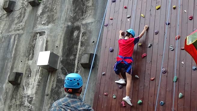 太平警分局与光华高工共同举办户外攀岩夏令营比赛活动。（台中市太平警分局提供／冯惠宜台中传真）