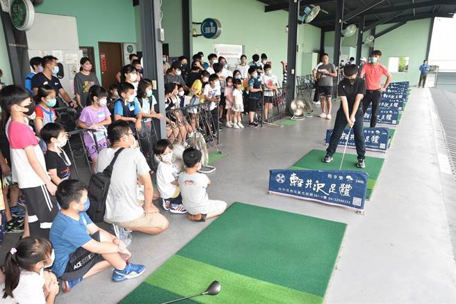 台中市警察局雾峰分局日前在鼎峰高尔夫练习场举办「挥洒青春小白球」高尔夫球体验活动。（台中市雾峰警分局提供／冯惠宜台中传真）