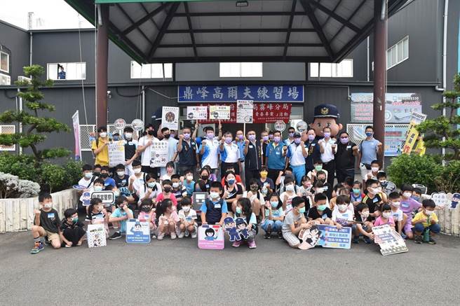 台中市警察局雾峰分局日前在鼎峰高尔夫练习场举办「挥洒青春小白球」高尔夫球体验活动。（台中市雾峰警分局提供／冯惠宜台中传真）