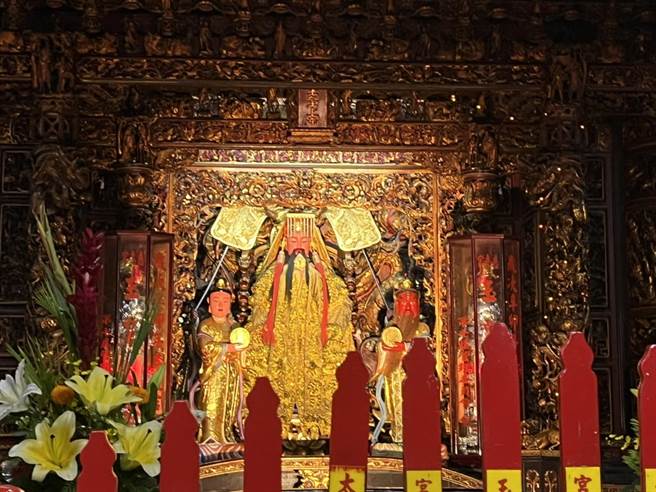 每年农历6月6日是天贶节，相传是玉皇大帝开天门出巡人间的日子，新北市各大庙宇法会近期纷纷举办法会，吸引千人报名参与。（蔡雯如摄）