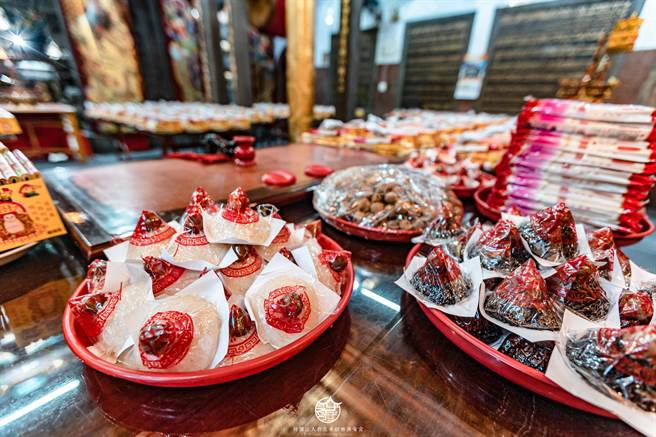 每年农历6月6日是天贶节，相传是玉皇大帝开天门出巡人间的日子，新北市各大庙宇法会近期纷纷举办法会，吸引千人报名参与。（蔡雯如摄）