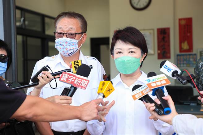 針對成功嶺群聚染疫一事看法，市長盧秀燕（右），此案疫情不至於擴散到台中，中央地方將互相幫忙。（台中市政府提供／張妍溱台中傳真）