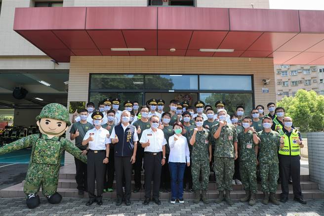 台中市政府消防局與國軍盤點雙方救護量能，啟動國軍支援COVID-19防疫勤務機制，提昇防疫量能及救護品質。（台中市政府提供／張妍溱台中傳真）