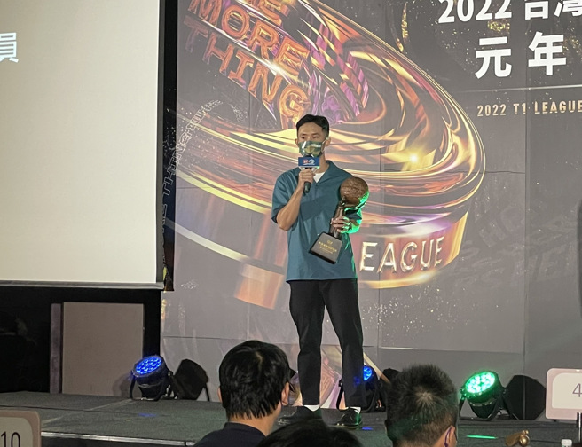 台啤英熊蒋淯安夺下T1年度最有价值球员。（毛琬婷摄）