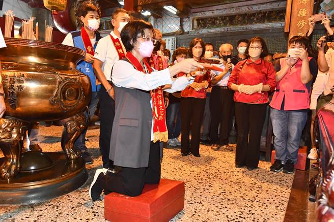 彰化县政府4日集结彰化13间妈祖庙在王功福海宫举行掷筊祈福仪式，由县长王惠美掷筊，向妈祖请示「彰化县妈祖祈福文化节」举办日期。(县府提供／吴建辉彰化传真)